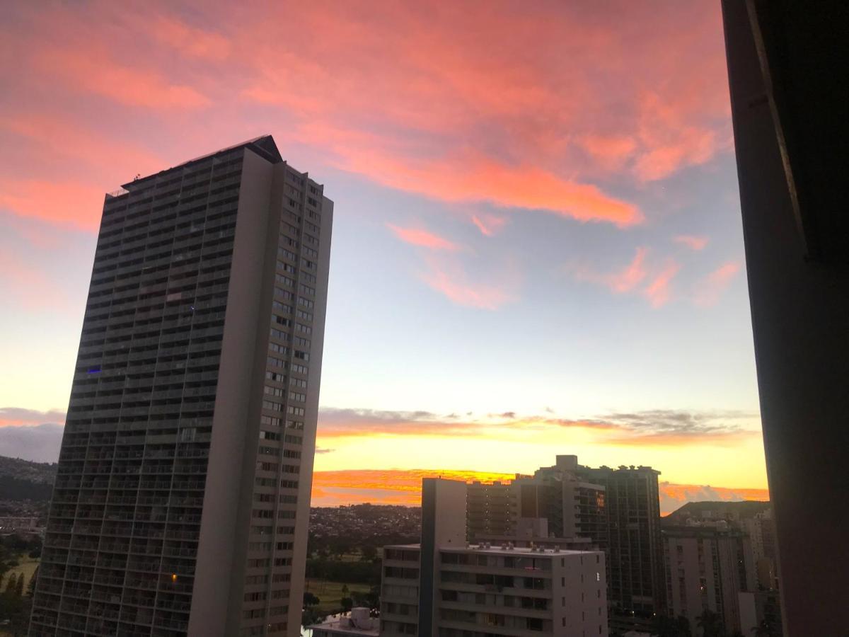 Casa de férias Royal Kuhio 1701 - Spacious Corner Unit With Stunning Ocean Views In The Heart Of Waikiki! Honolulu
